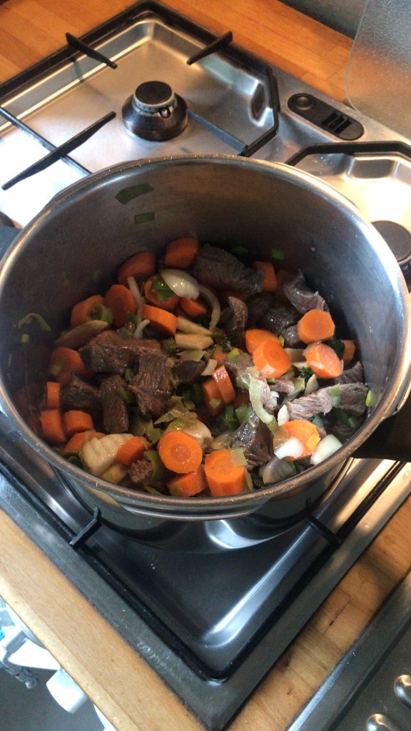 Wildschweinhaxe an Gemüse