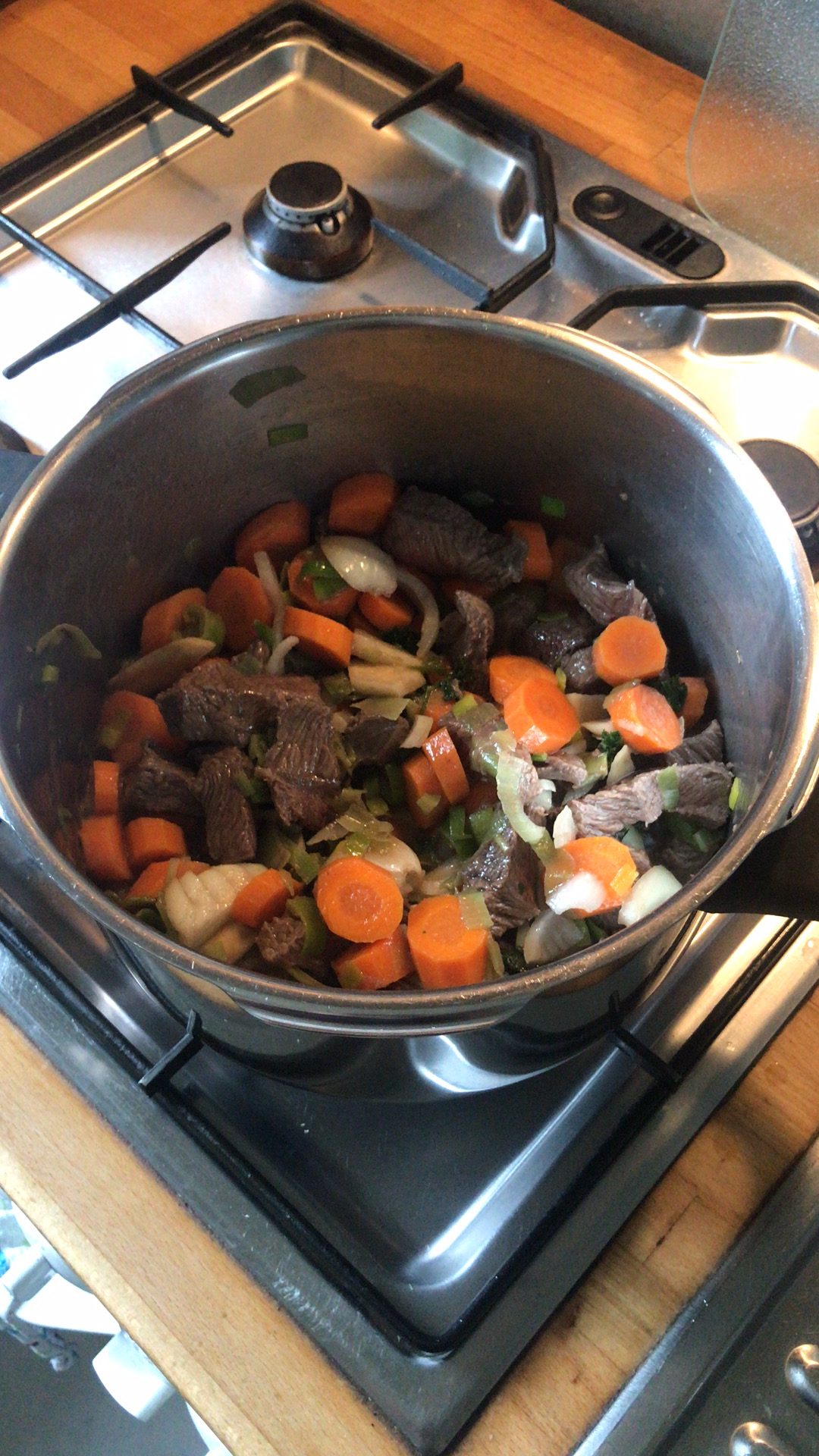 Wildschweinhaxe an Gemüse